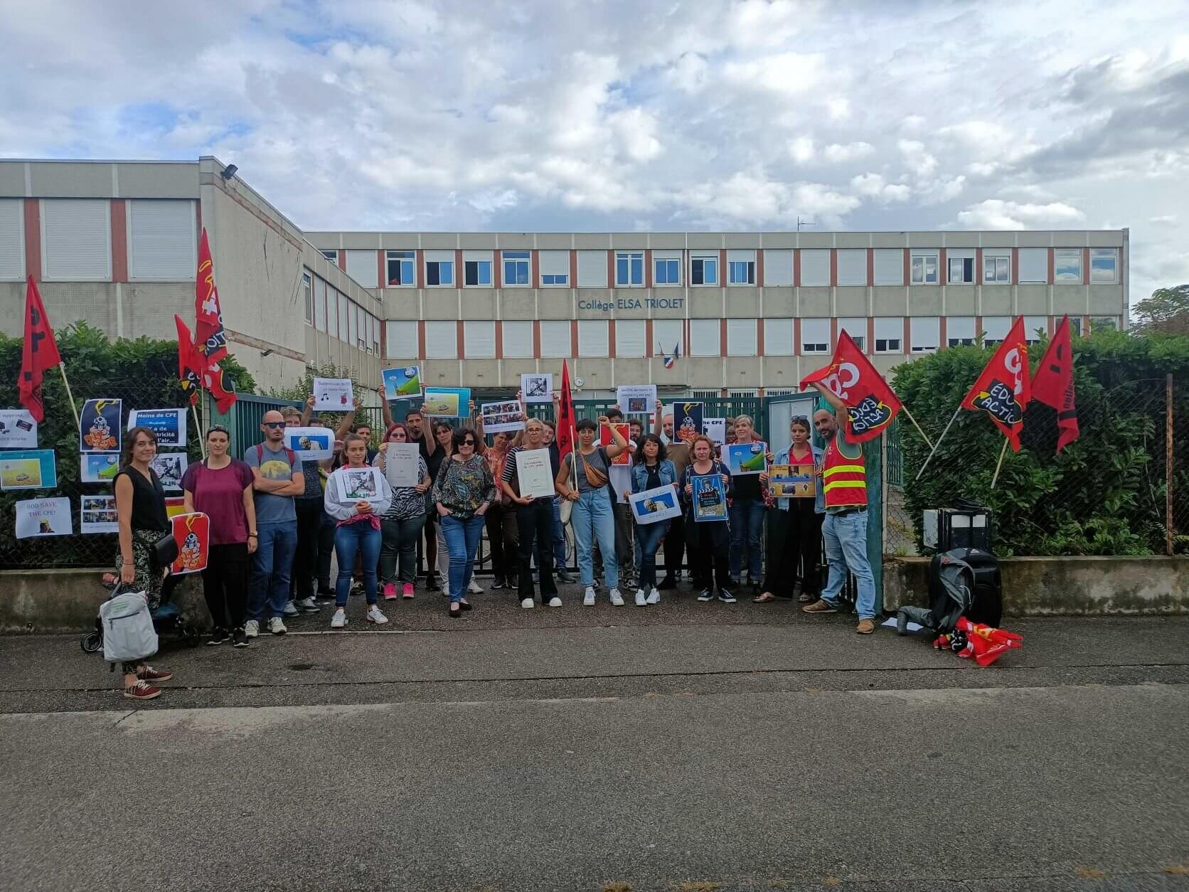 Rassemblement pour un CPE au collège Elsa Triolet de Vénissieux. Photo Pascal Favrioux