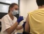 Malou, l'infirmière du centre de santé sexuelle le griffon, vaccine un patient contre la variole du singe. ©MA/Rue89Lyon