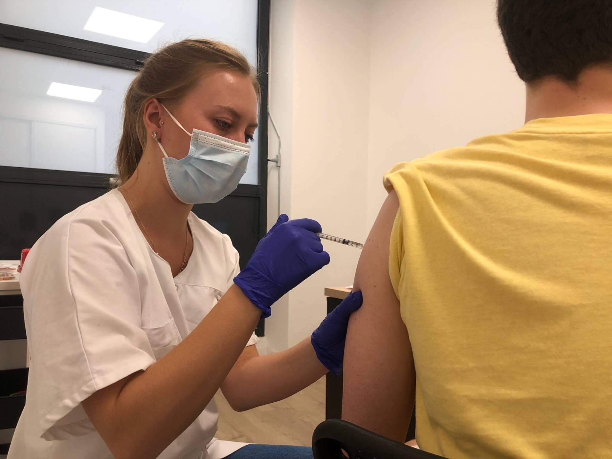 Malou, l'infirmière du centre de santé sexuelle le griffon, vaccine un patient contre la variole du singe. ©MA/Rue89Lyon