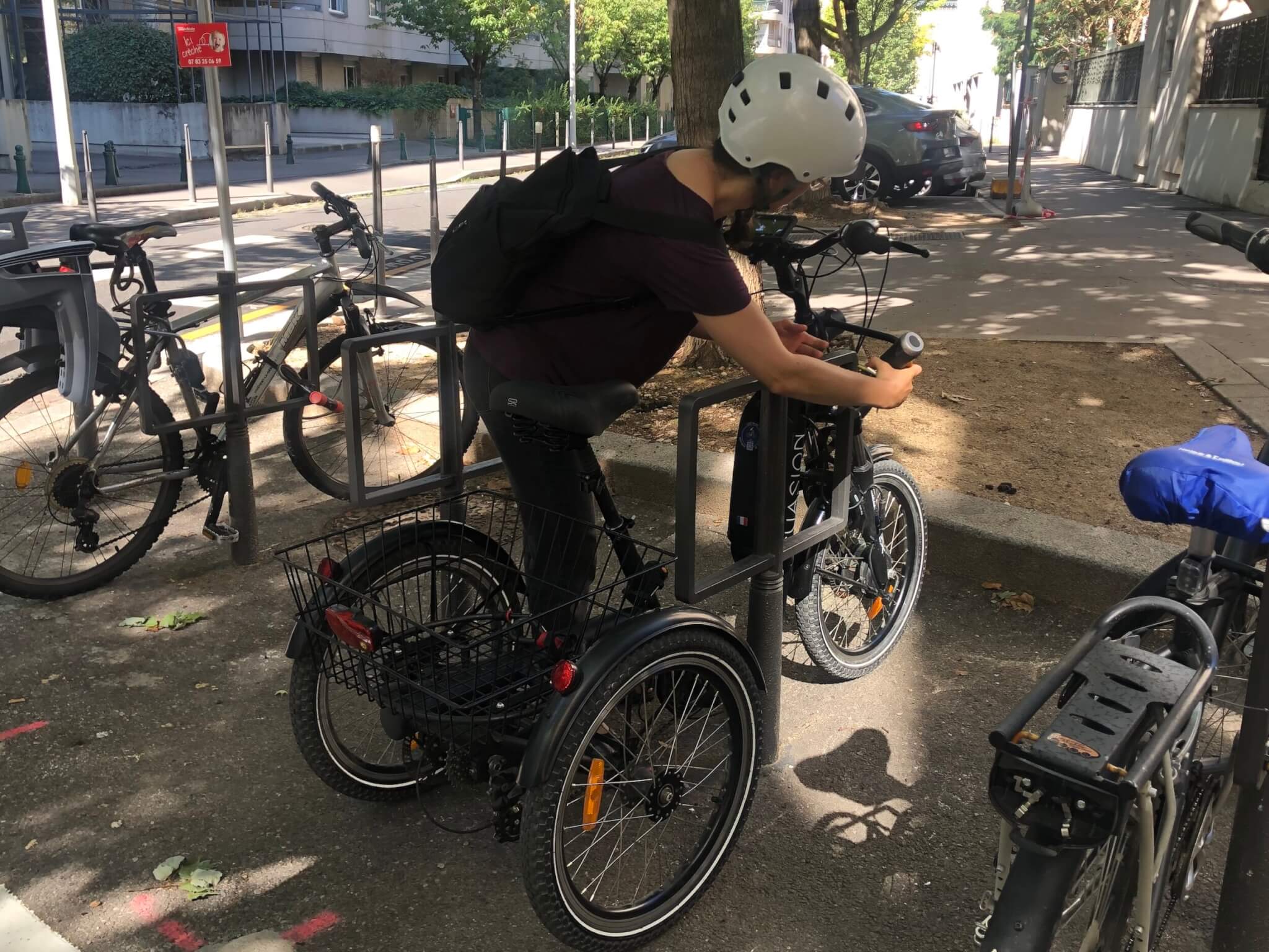 Vélo handicapée Lyon arceau stationnement