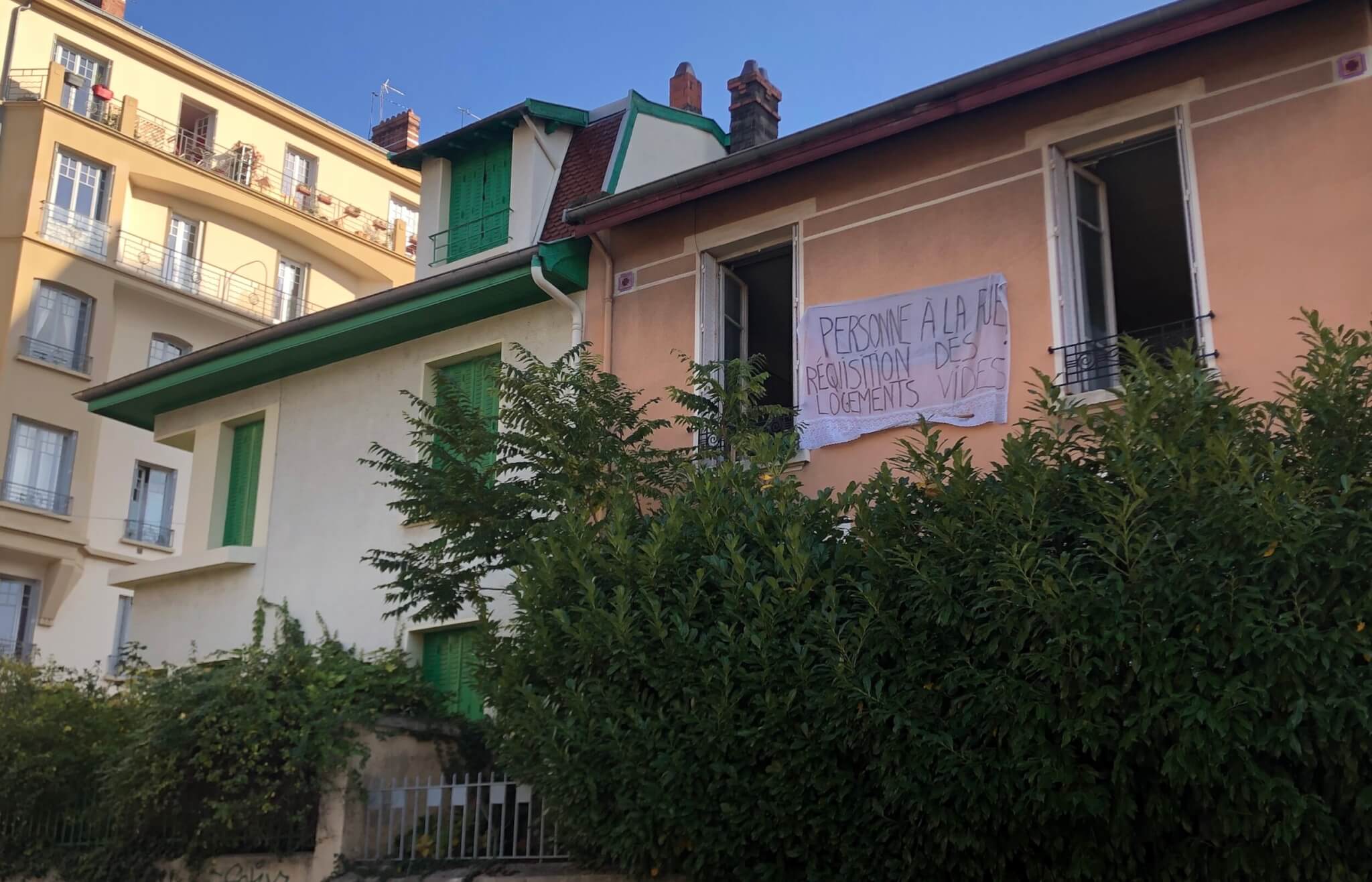Un squat a ouvert dans deux maisons vacantes dans le quartier de la Croix-Rousse à Lyon, dimanche 9 octobre. ©MA/Rue89Lyon