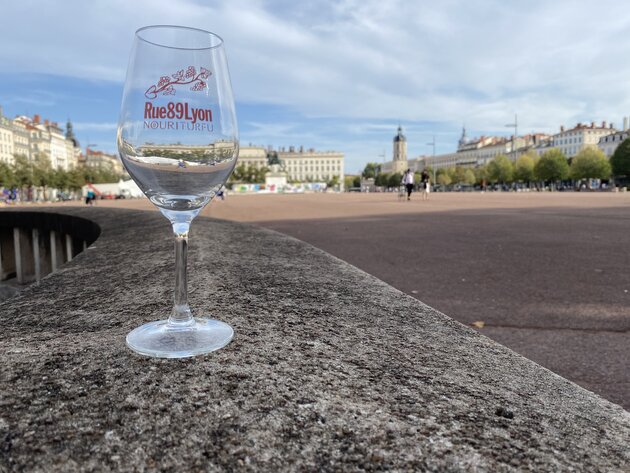 Le verre du salon du vin nature, organisé par Nourriturfu et Rue89Lyon, s'invite place Bellecour, dans le centre-ville de Lyon.