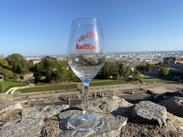 Le verre de la 8e édition de "Sous les pavés la vigne à Lyon", salon des vins naturels programmé en novembre 2022. ©RB/Rue89Lyon