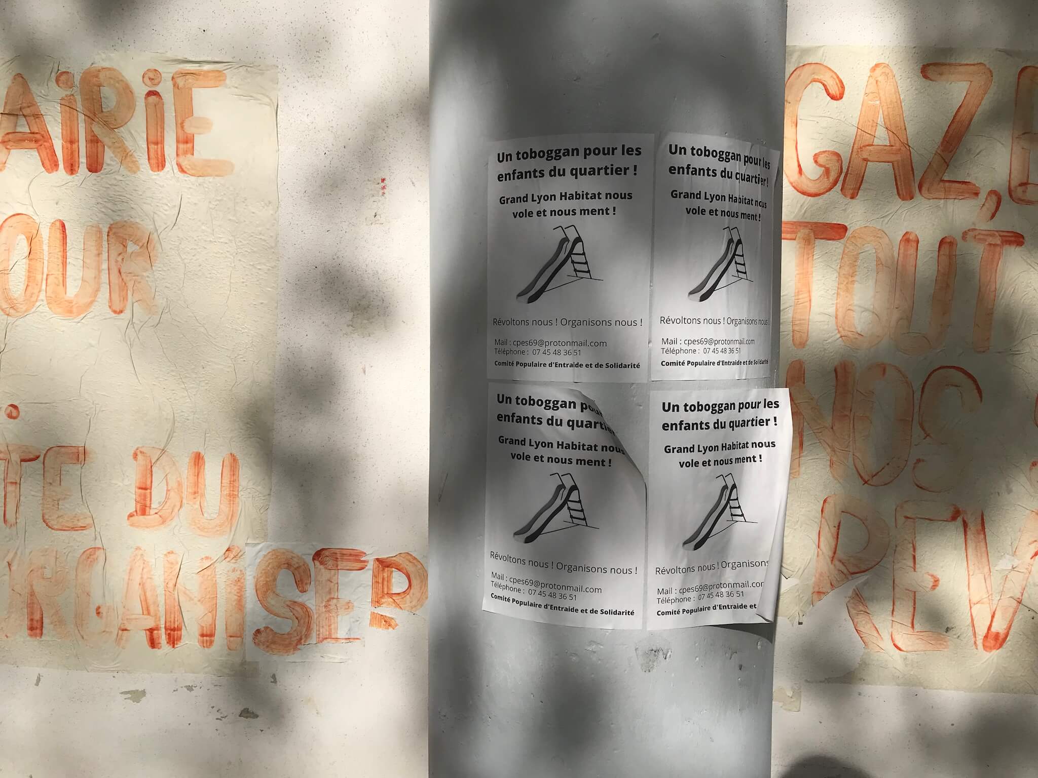 Affiches collées dans le quartier pour annoncer la mise en place du toboggan. ©OM/Rue89Lyon