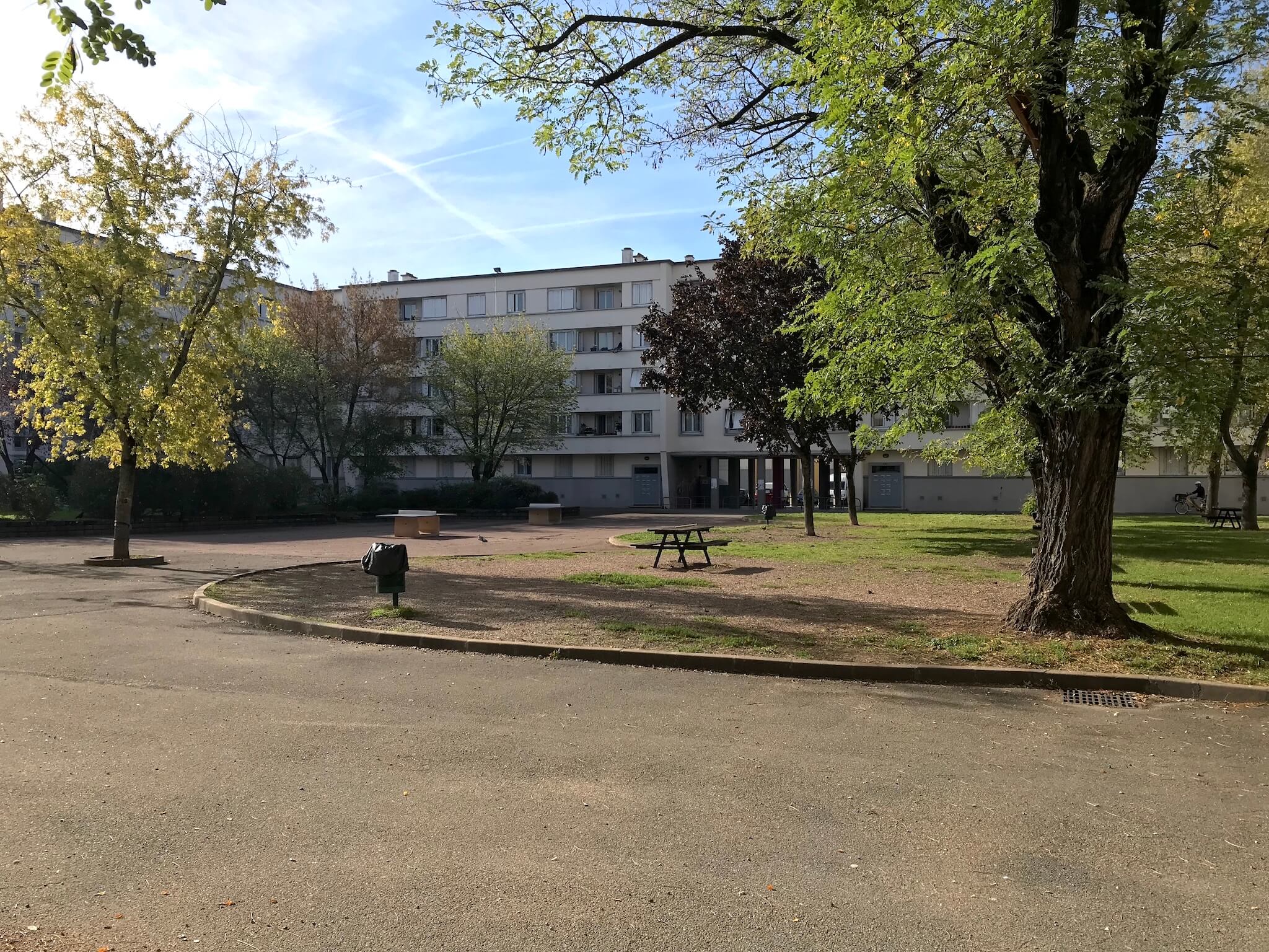 La cour de la résidence "Viviani", dans le quartier des États-Unis, à Lyon 8e. ©OM/Rue89Lyon