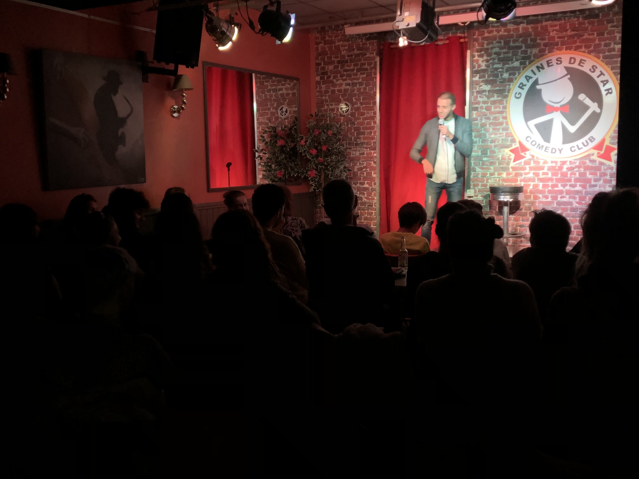 Wassim anime des plateaux de stand-up au comedy club "Graines de star" à Villeurbanne. ©MA/Rue89Lyon