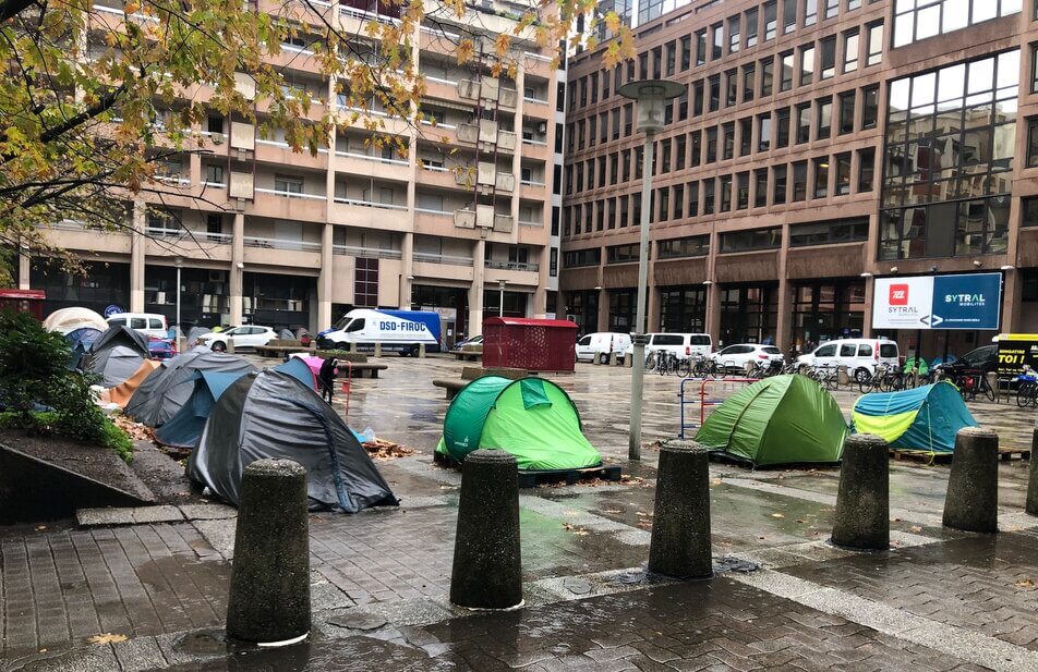 Juste à côté de la gare Part-Dieu à Lyon, la place de Milan accueille un campement de plus de 80 sans-abris. ©MA/Rue89Lyon