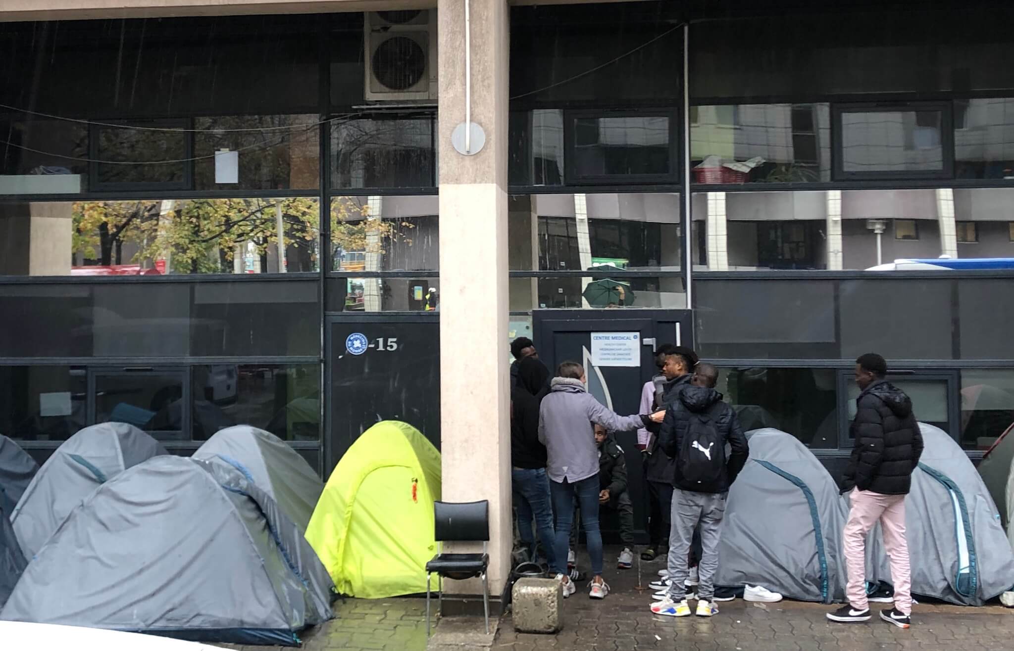 Sur la place de Milan à Lyon, plus de 80 tentes sont installées et accueillent des sans-abris. La plupart sont des hommes seuls, demandeurs d'asile ou réfugiés. ©MA/Rue89Lyon