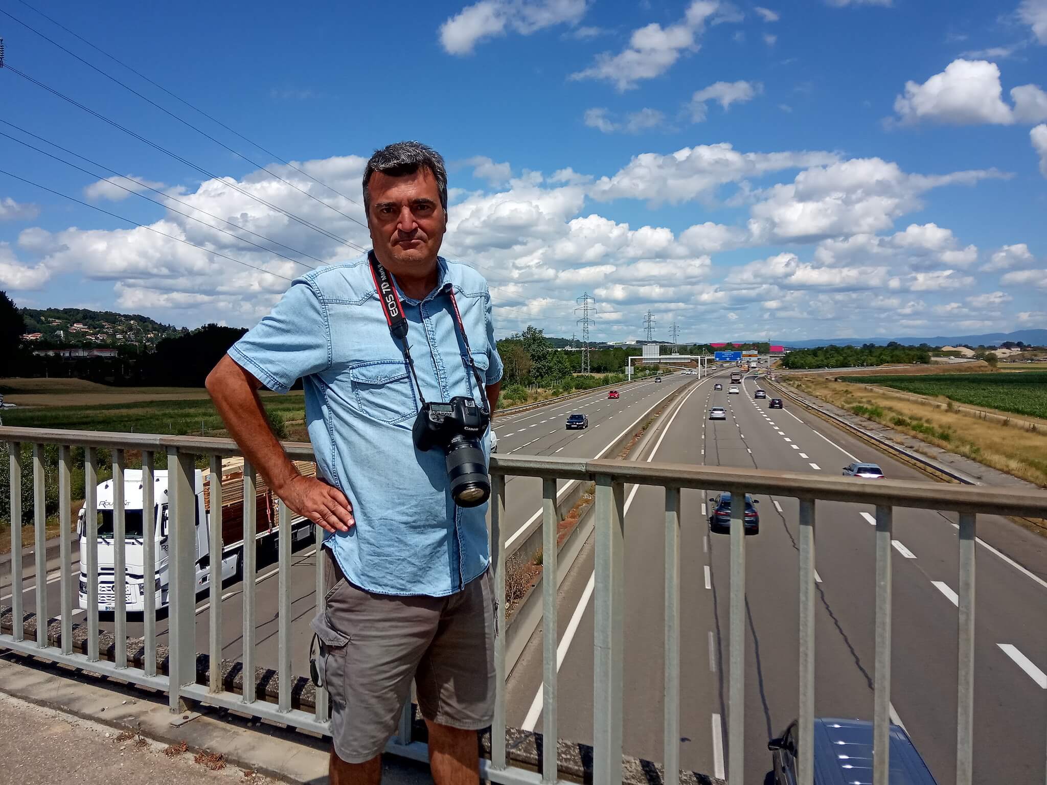 Pascal Piérart à son poste d'observation, au-dessus de l'autoroute près de Lyon. ©MA/Rue89Lyon