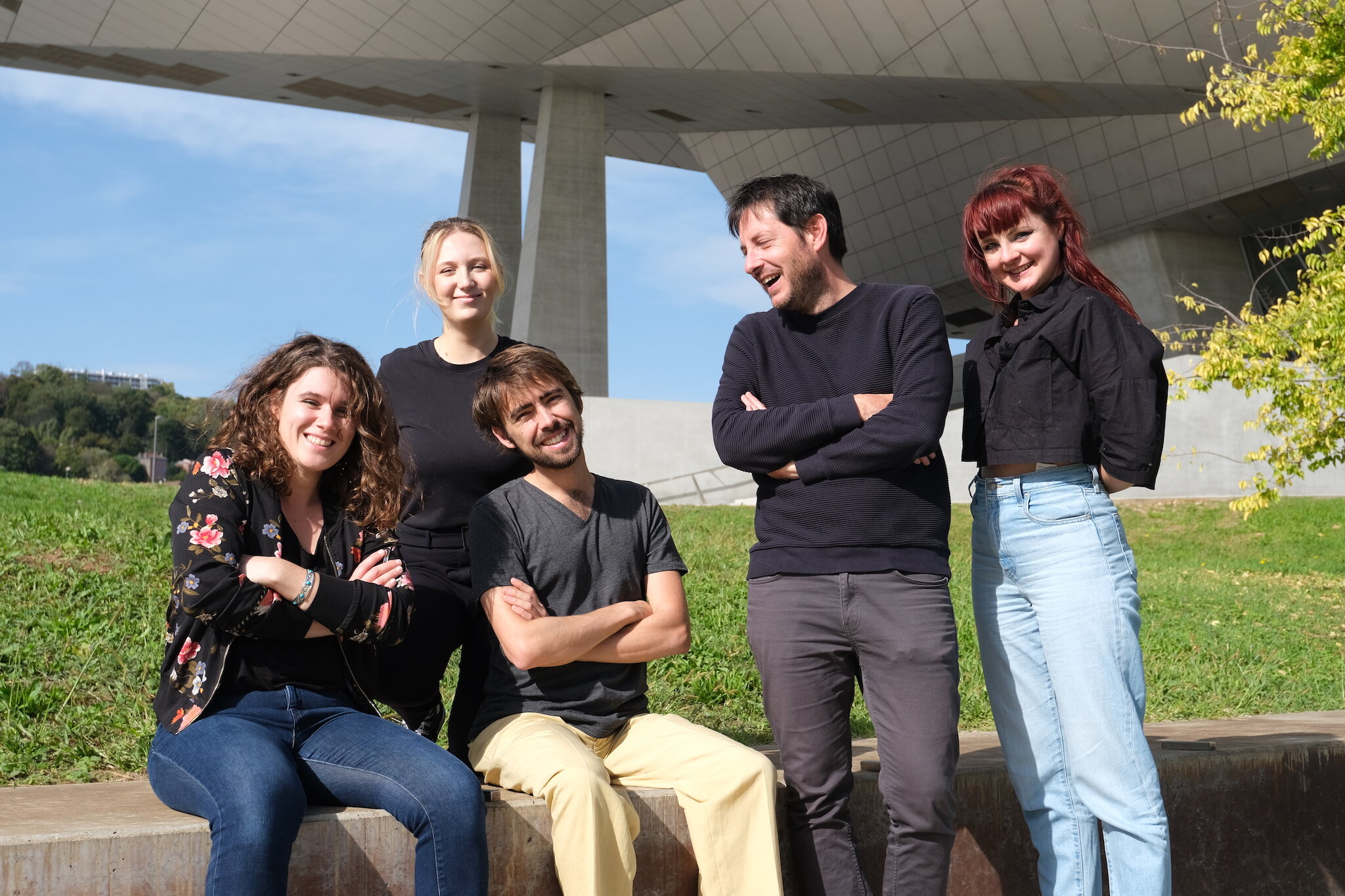 La rédaction de Rue89Lyon en novembre 2022. De gauche à droite : Oriane Mollaret, Marie Allenou, Pierre Lemerle, Laurent Burlet et Laure Solé. Photo : Raphaël Bertrand