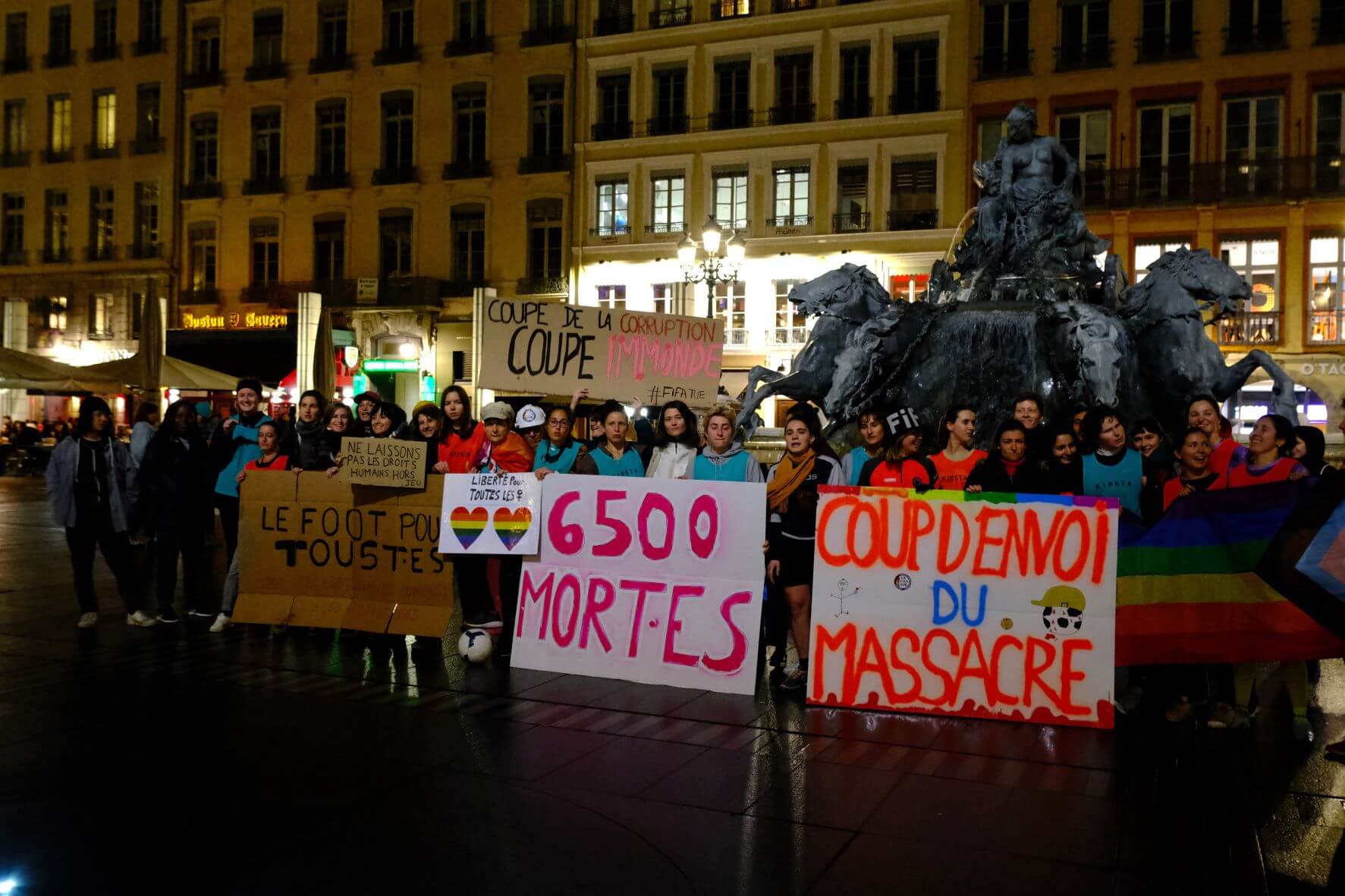 À Lyon, les Lyonasses et Débuteuses ont joué un match de foot contre la coupe du monde au Qatar place des Terreaux. ©LS/Rue89Lyon