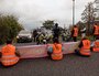Blocage du boulevard Chambaud de la Bruyère, dans le quartier de Gerland, à Lyon, le 1er décembre 2022 par les militants de Dernière Rénovation. Crédits : Dernière Rénovation