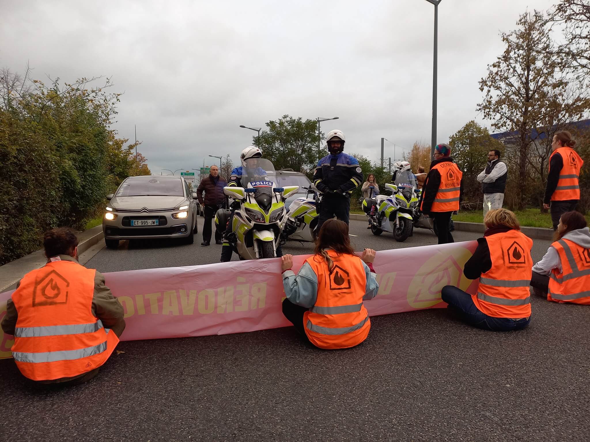 Blocage du boulevard Chambaud de la Bruyère, dans le quartier de Gerland, à Lyon, le 1er décembre 2022 par les militants de Dernière Rénovation. Crédits : Dernière Rénovation