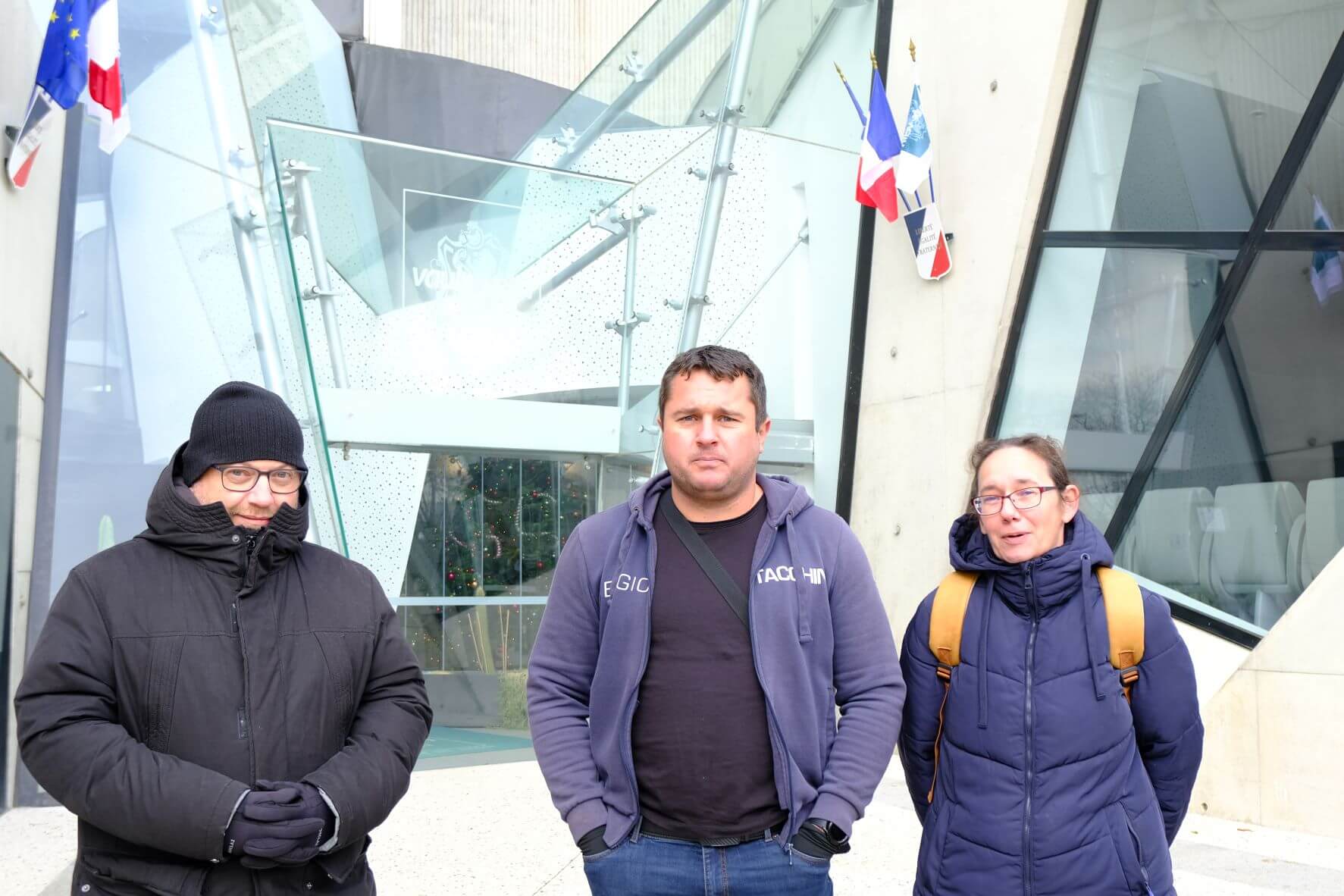 Des parents d'élèves de l'école Mistral à Vaulx-en-Velin. De gauche à droite, Julien, Anthony et Sandrine.