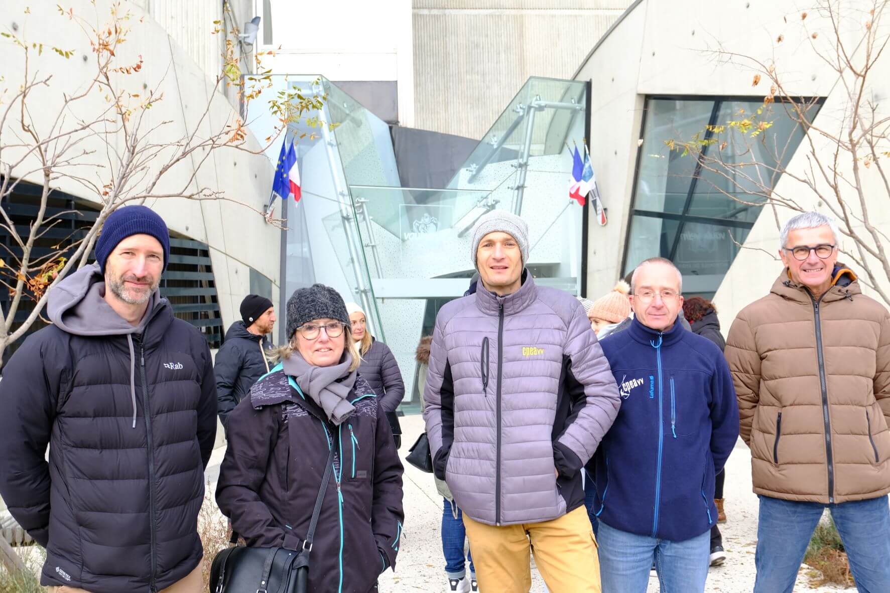 Les professionnels du Centre pilote d'escalade et d'alpinisme de Vaulx-en-Velin (CPEAvv). De gauche à droite : Benjamin, Monique, Nicolas, Frédéric et Michel. ©LS/Rue89Lyon