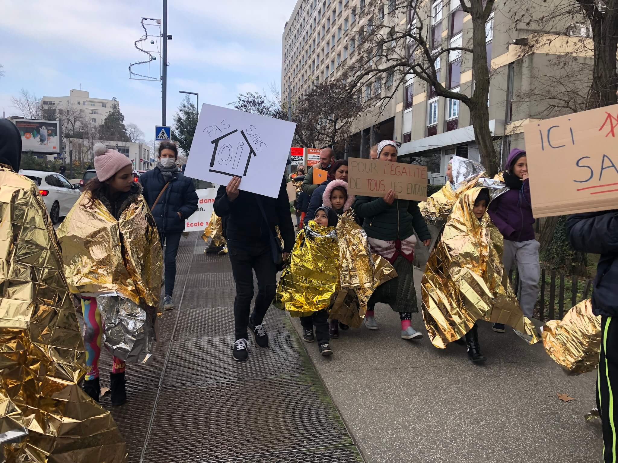 Une manifestation pour les enfants sans-abri de l'école Renan à Villeurbanne, en décembre 2021. ©MA/Rue89Lyon