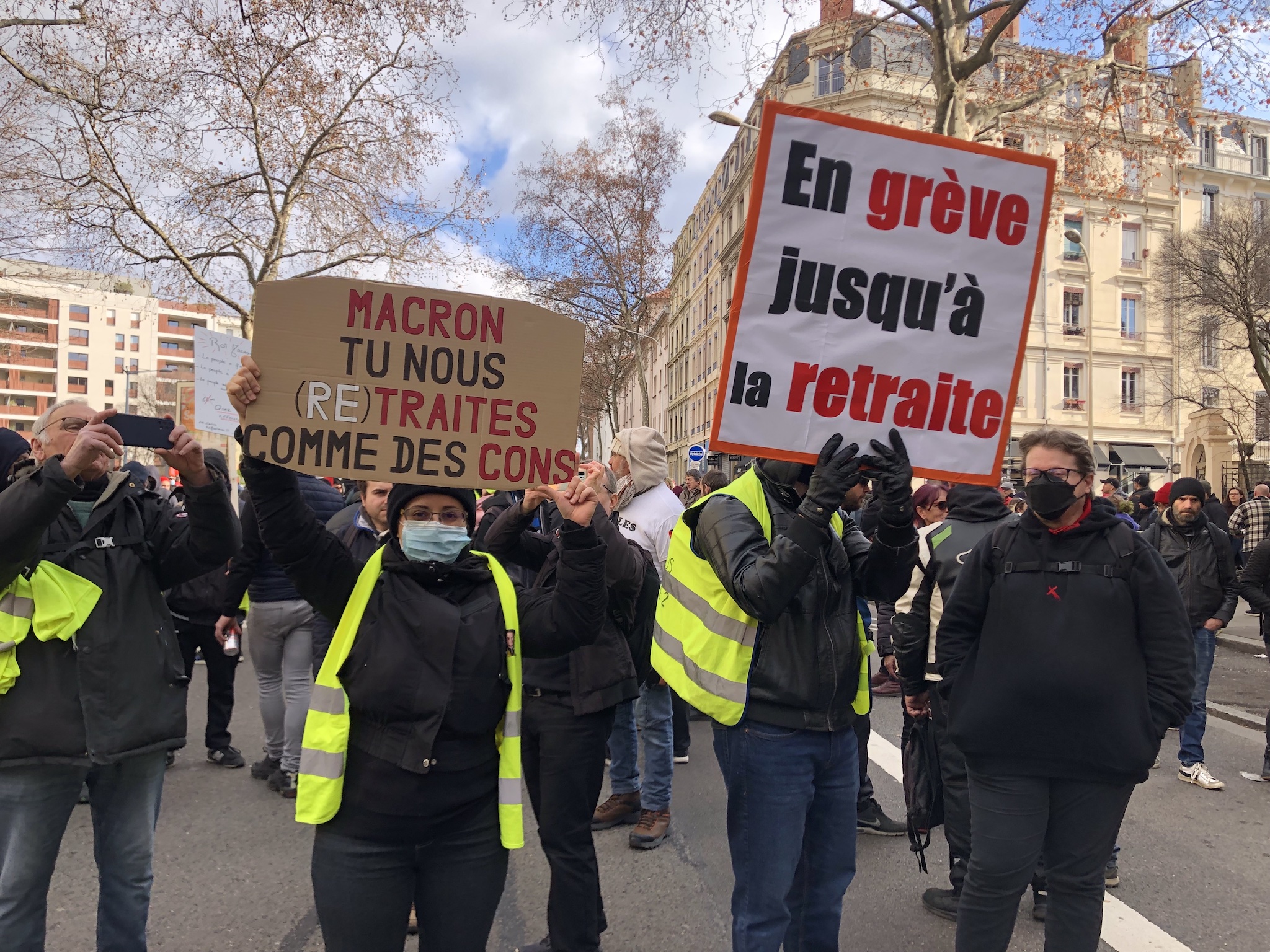 Mathilde (à gauche), gilet jaune revendiquée, se mobilise contre la réforme des retraites à Lyon. ©MA/Rue89Lyon