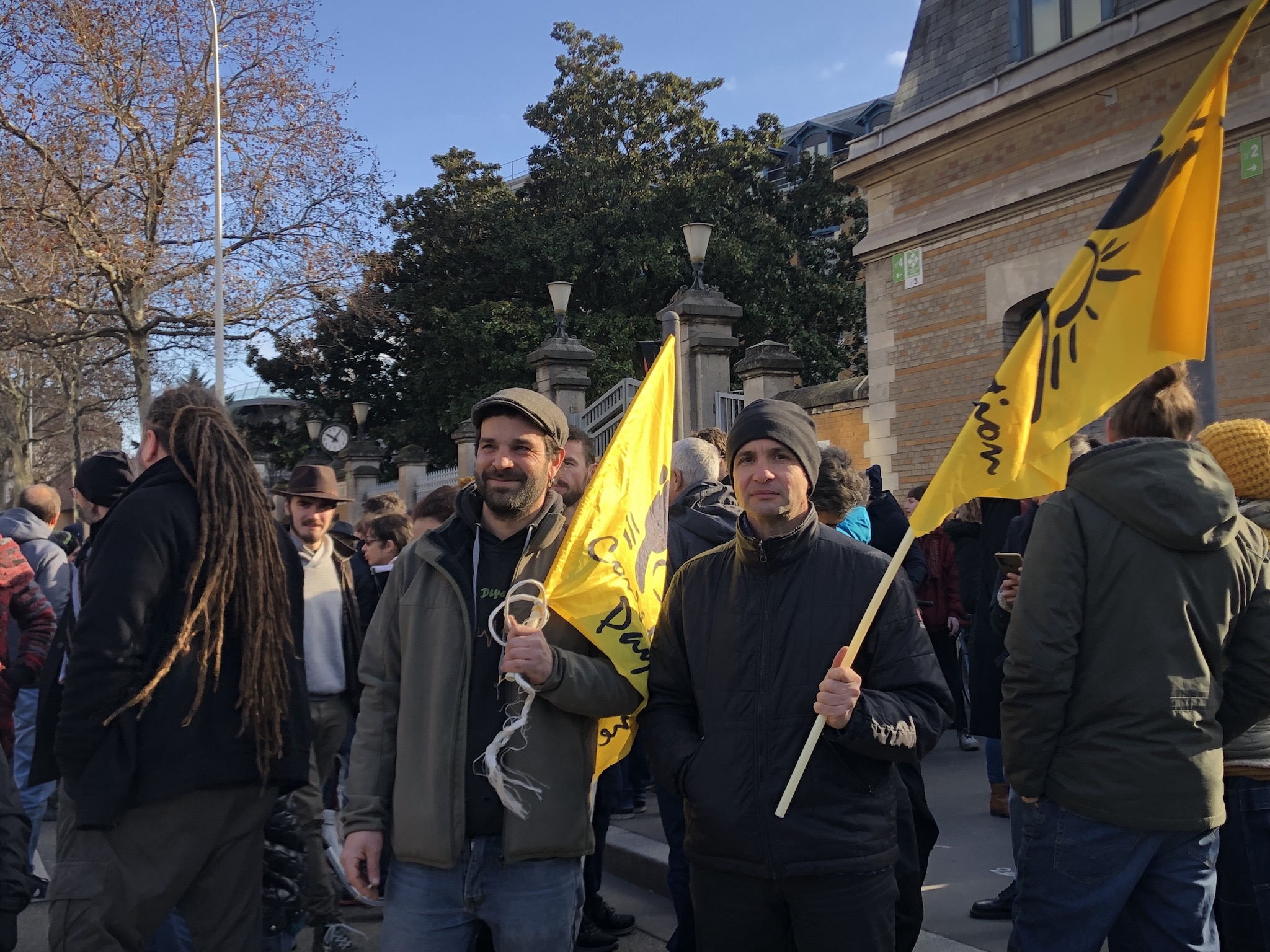 Quelques agriculteurs de la Confédération paysanne, Antoine Pariset à gauche et Nicolas à droite, étaient présents dans le cortège du 31 janvier. ©MA/Rue89Lyon