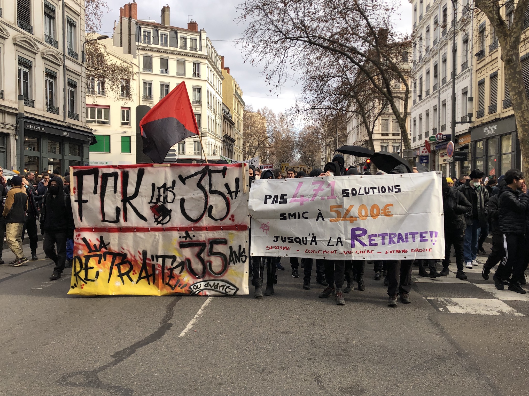 Un black bloc s'est formé lors de la manifestation contre les retraites du 31 janvier à Lyon. ©MA/Rue89Lyon