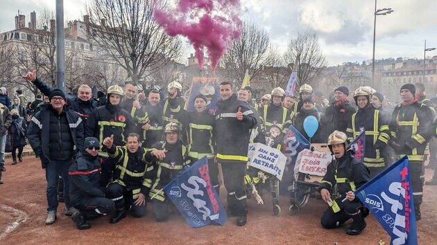 Les pompiers à la manifestation contre la réforme des retraites à Lyon. ©LS/Rue89Lyon