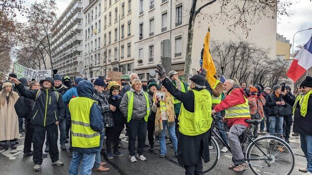Les gilets jaunes en tête de cortège à la manifestation contre la réforme des retraites à Lyon. ©LS/Rue89Lyon