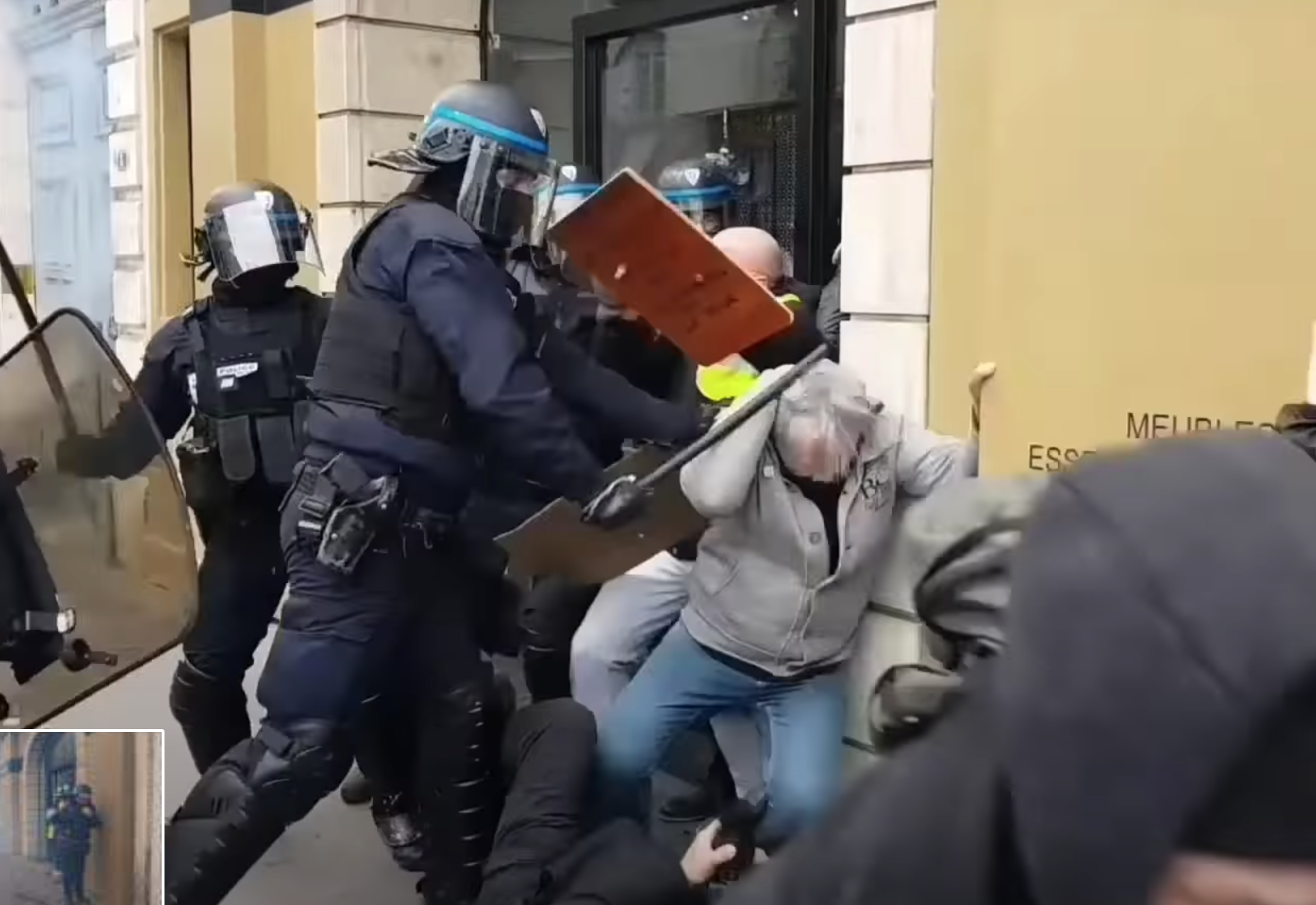 Violences policières à Lyon : « Le vieux, il a mangé sa mère »