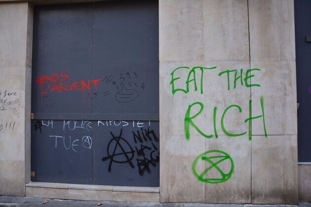 Des manifestants ont tagué quelques murs