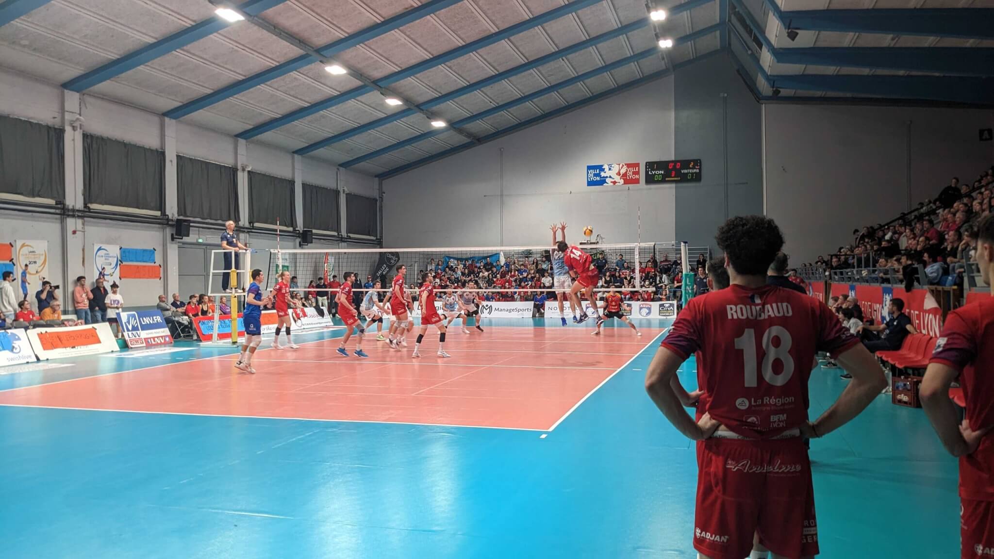 L'équipe de Pro B de l'ASUL Lyon volley n'a pas démérité contre celle de Fréjus avant de s'incliner 3 à 1. ©LS/Rue89Lyon