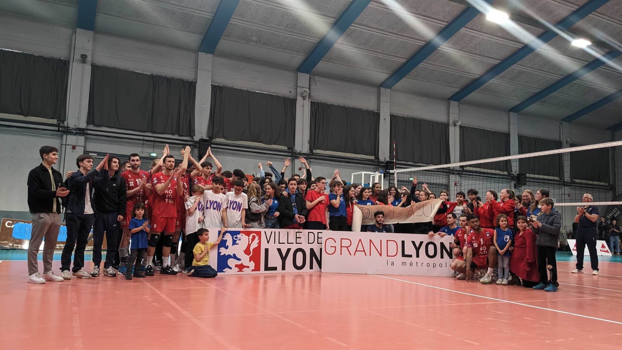L'équipe de Pro B de l'ASUL Lyon volley n'a pas démérité contre celle de Fréjus avant de s'incliner 3 à 1. ©LS/Rue89Lyon