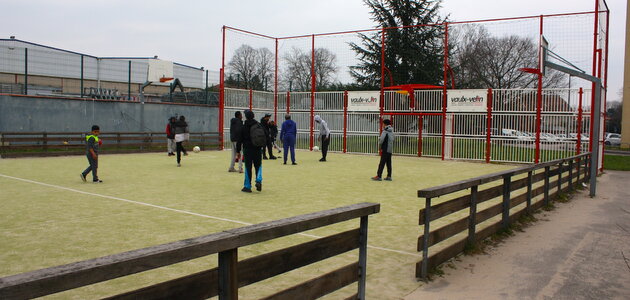 À Vaulx-en-Velin, les adolescents des Noirettes s’inquiètent pour l’avenir de leur city stade