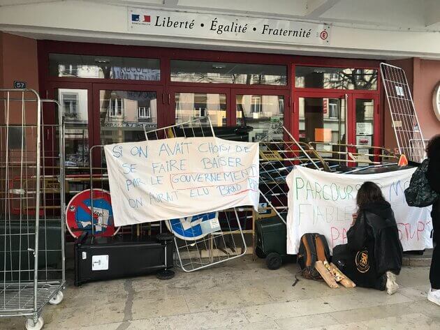 Le lycée Juliette Récamier (Lyon 2e) est bloqué par des lycéens, mardi 7 mars au matin. ©OM/Rue89Lyon
