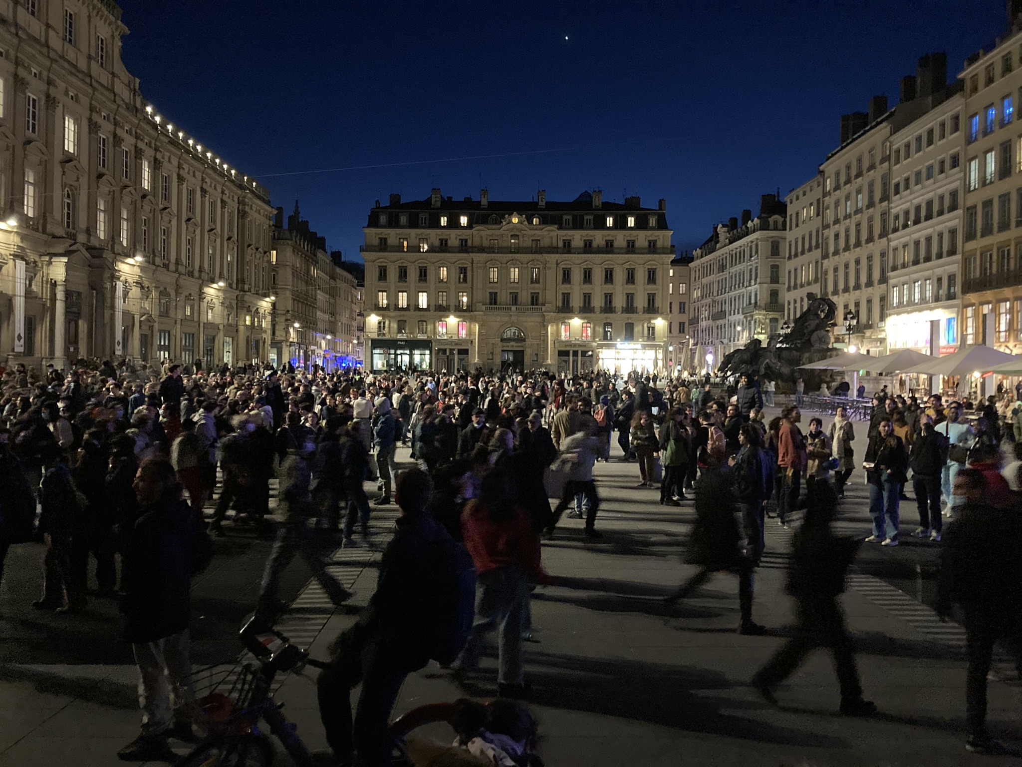 La manifestation sauvage du 16 mars 2023 contre le passage par 49.3 de la réforme des retraites. Par Laurie Genoud.