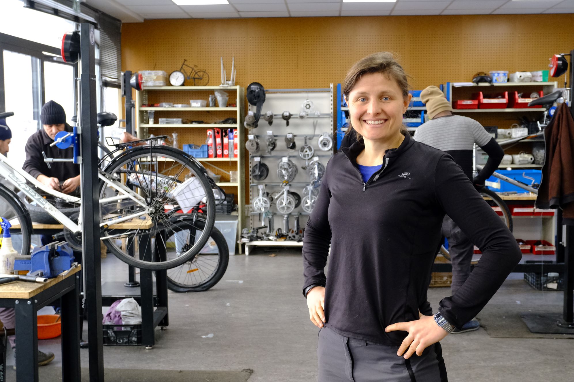 Priscillia Petitjean dans les Ateliers de l'Audace, atelier de réparation de vélo situé 45 rue de la Part Dieu (Lyon 3è) ©LS/Rue89Lyon