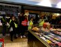 Des ex salarié·es de Place du Marché devant l'échoppe Bahadourian des halles Paul Bocuse de Lyon le vendredi 24 février dernier. ©LS/Rue89Lyon