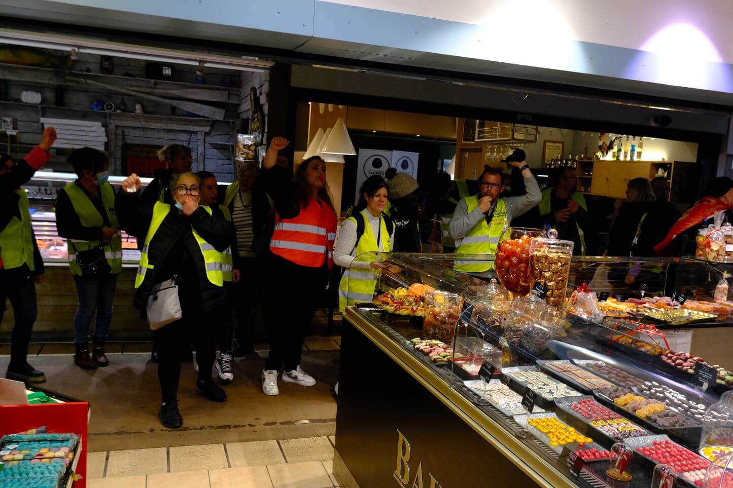 Des ex salarié·es de Place du Marché devant l'échoppe Bahadourian des halles Paul Bocuse de Lyon le vendredi 24 février dernier. ©LS/Rue89Lyon