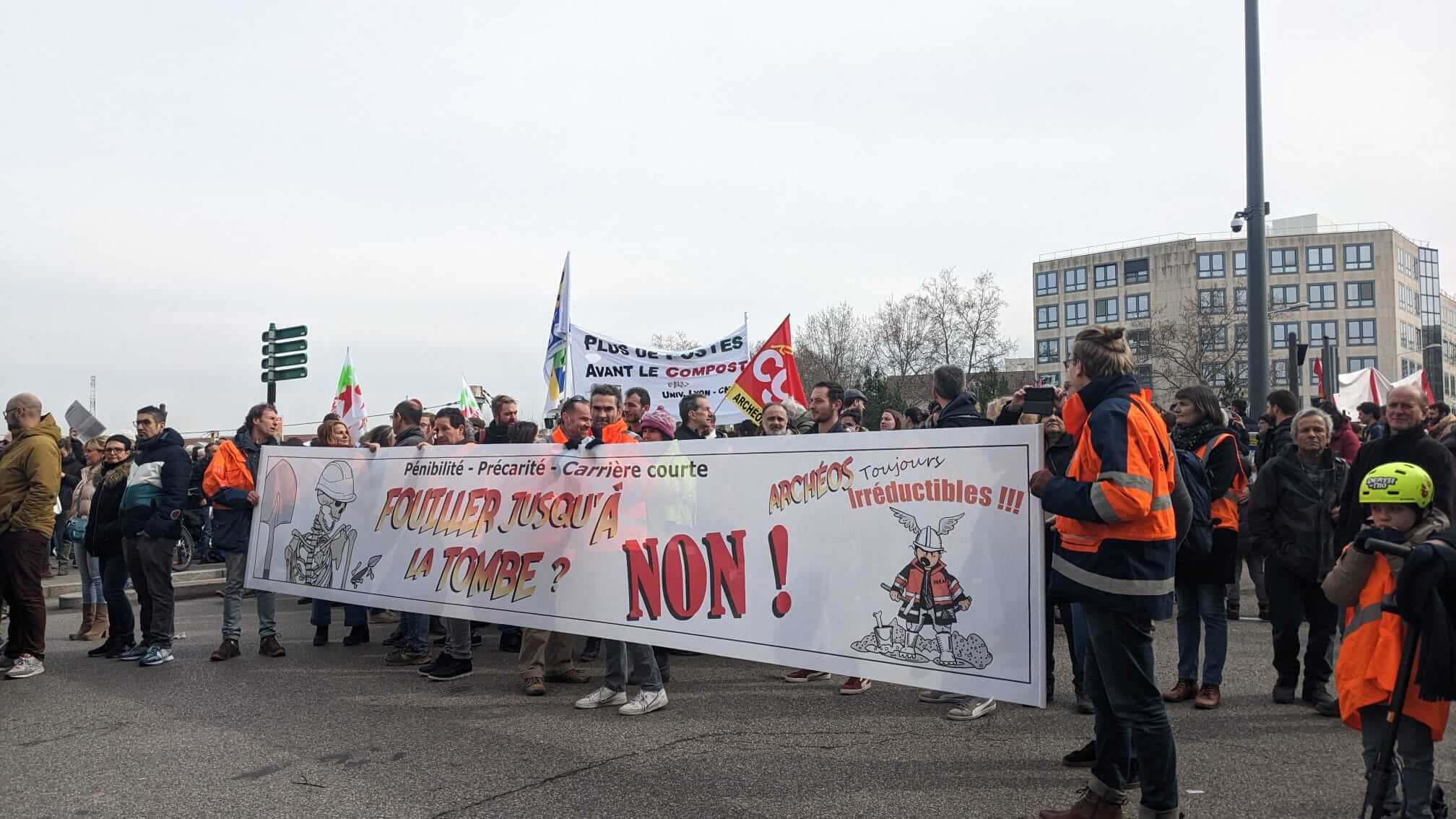 Les archéologues de l'INRAP, mobilisés contre la réforme des retraites le 7 mars. ©Laure Solé/Rue89Lyon