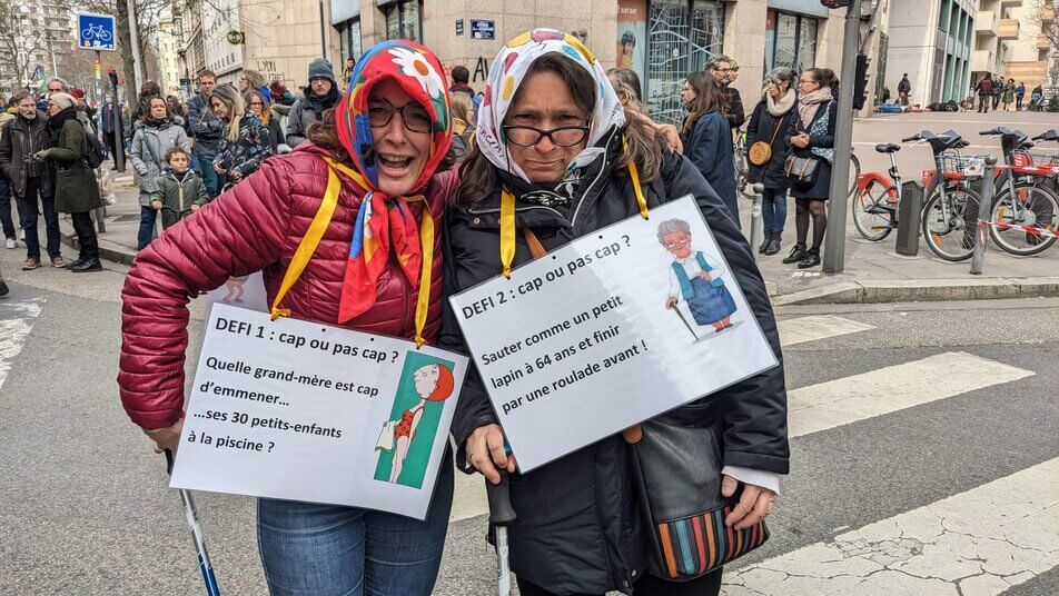 Deux enseignantes en primaire, mobilisées contre la réforme des retraites à Lyon, le 7 mars. ©LS/Rue89Lyon