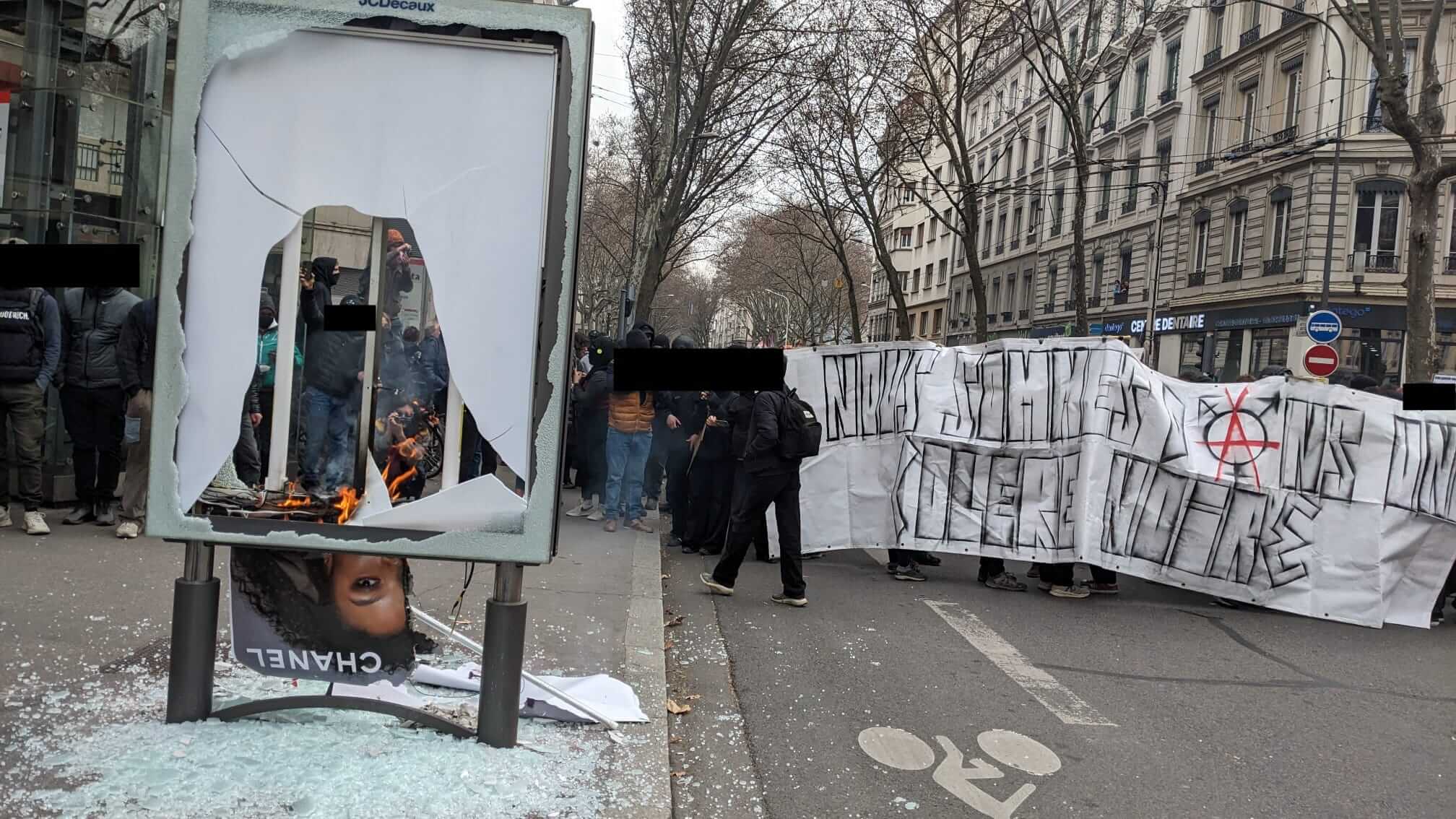 Un black bloc s'est formé, et se noie au milieu du cortège de tête. Contrairement aux manifestations précédentes, ses membres sont beaucoup plus offensifs ce mardi 7 mars. ©LS/Rue89Lyon