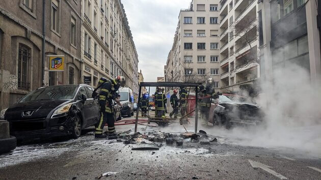 Les pompiers interviennent aussi sur l'incendie d'un objet non-identifié au milieu de la rue Sébastien Gryphe. Les voitures ont aussi subi des dégâts. ©LS/Rue89Lyon