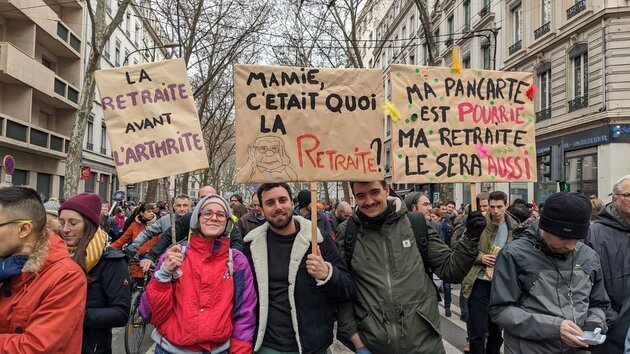 Loin des tensions de début de cortège, trois enseignants contractuels en lycée professionnel à Vénissieux, défilent avec le cortège syndical. ©LS/Rue89Lyon