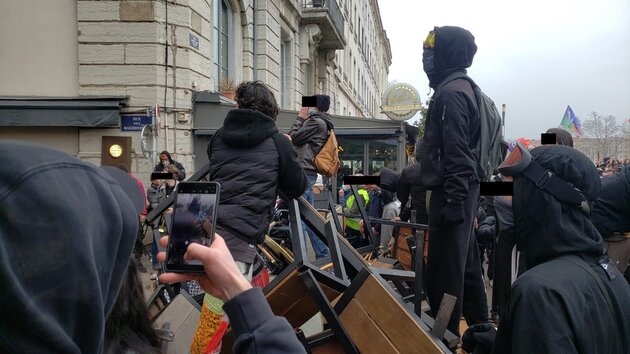 Faite de table et de chaises, une barricade se monte rue des marronniers lors de la manifestation du 7 mars contre la réforme des retraites. ©PL/Rue89Lyon