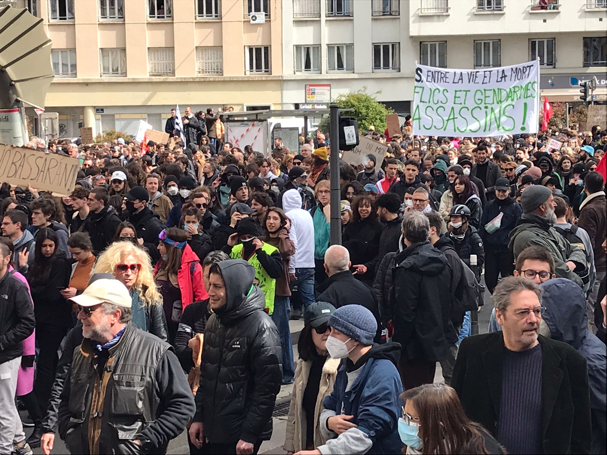 [Direct] À Lyon, un cortège de tête dense et jeune à la manifestation contre la réforme des retraites du 28 mars