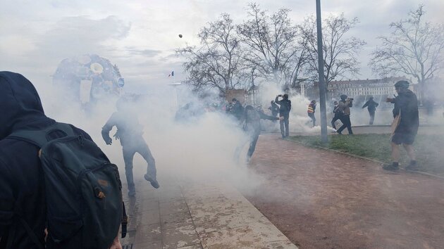 La place Antonin Poncet sous les gaz lors de la manifestation contre la réforme des retraites du 23/03 ©LS/Rue89Lyon