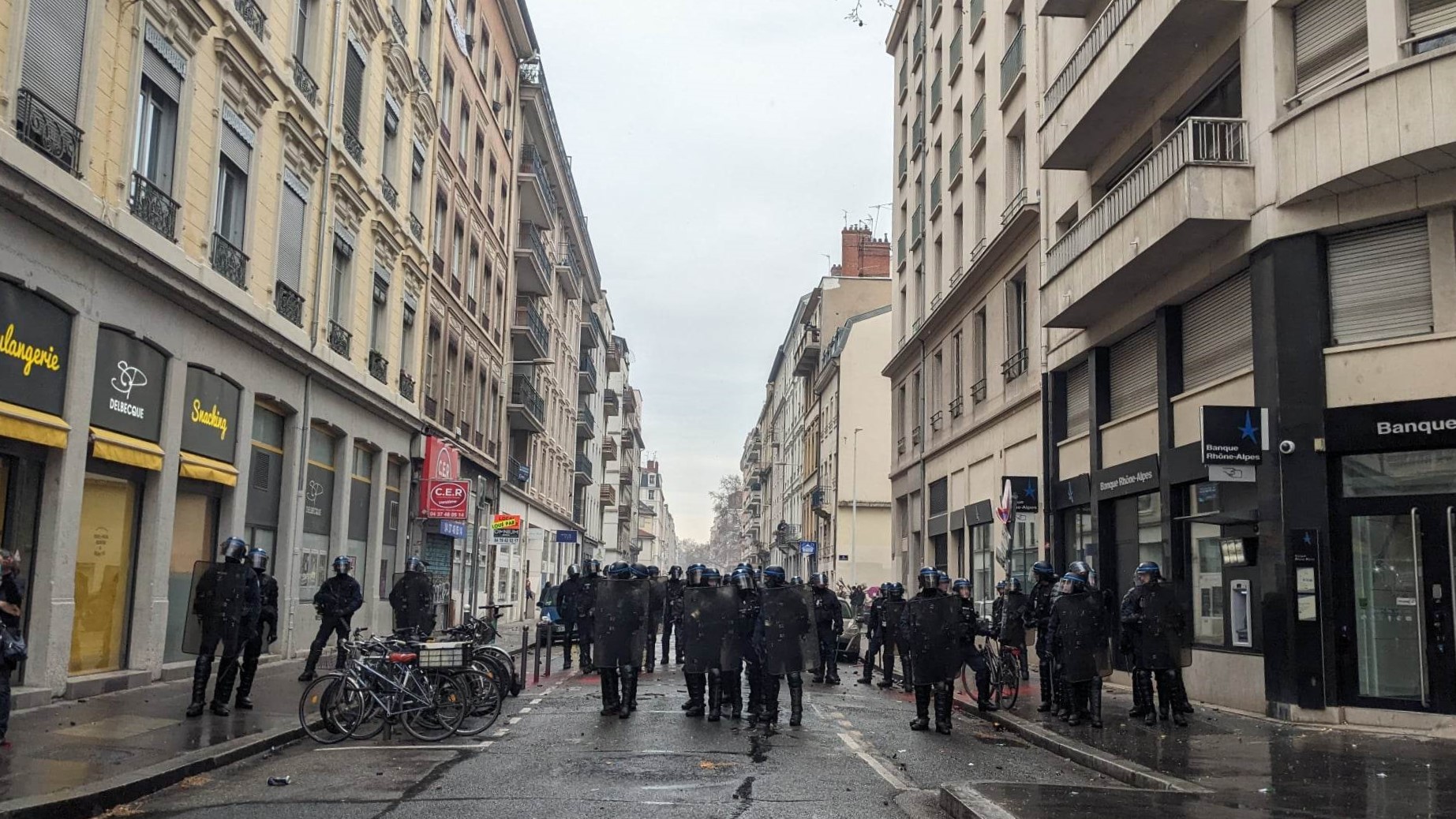 Alors qu'elle documentait la manifestation du 23 mars contre la réforme des retraites, notre journaliste a pris un coup de matraque.