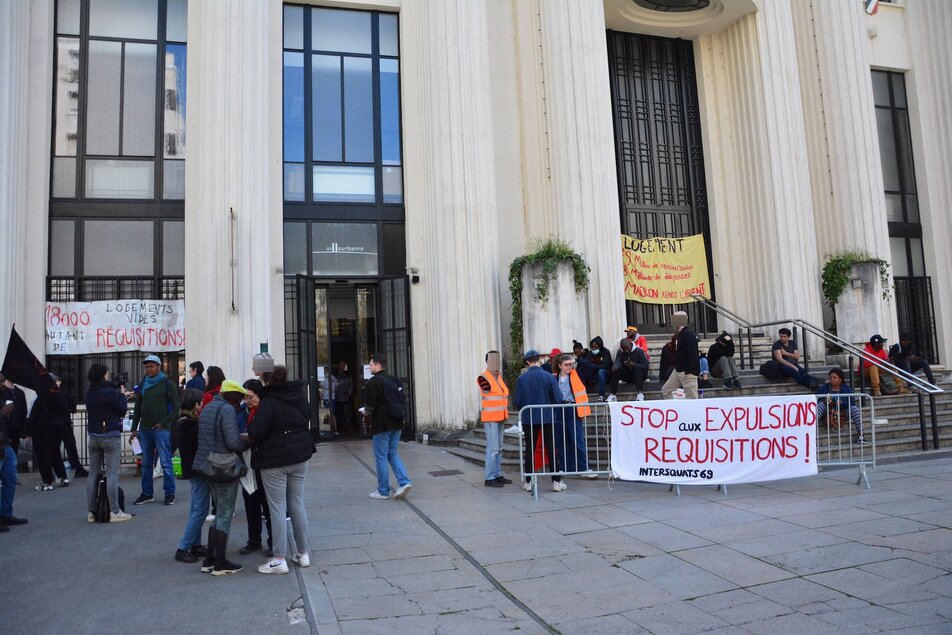 Devant la mairie de Villeurbanne