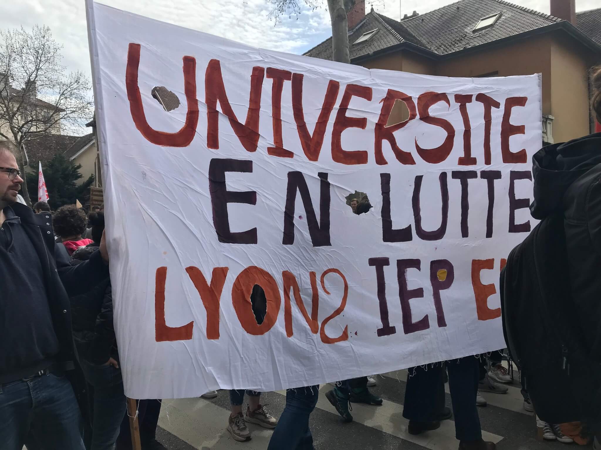 Le collectif des doctorants et non-titulaires à la manifestation contre la réforme des retraites du 28 mars, à Lyon.