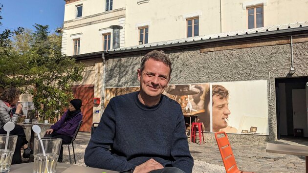 Boris Tavernier, membre du trio fondateur du bar De l'autre côté du pont à la Guillotière. ©LS/Rue89Lyon