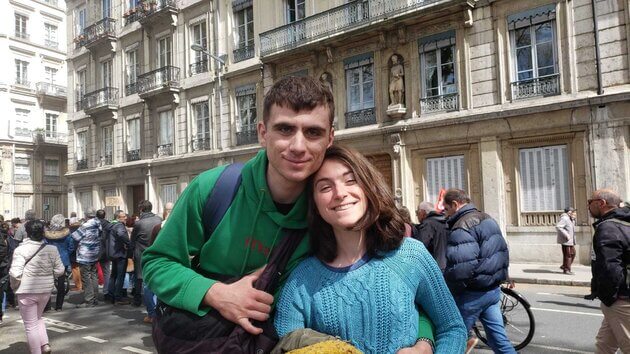 Nelly et son frère lors de la manifestation du 13 avril contre la réforme des retraites. ©PL/Rue89Lyon