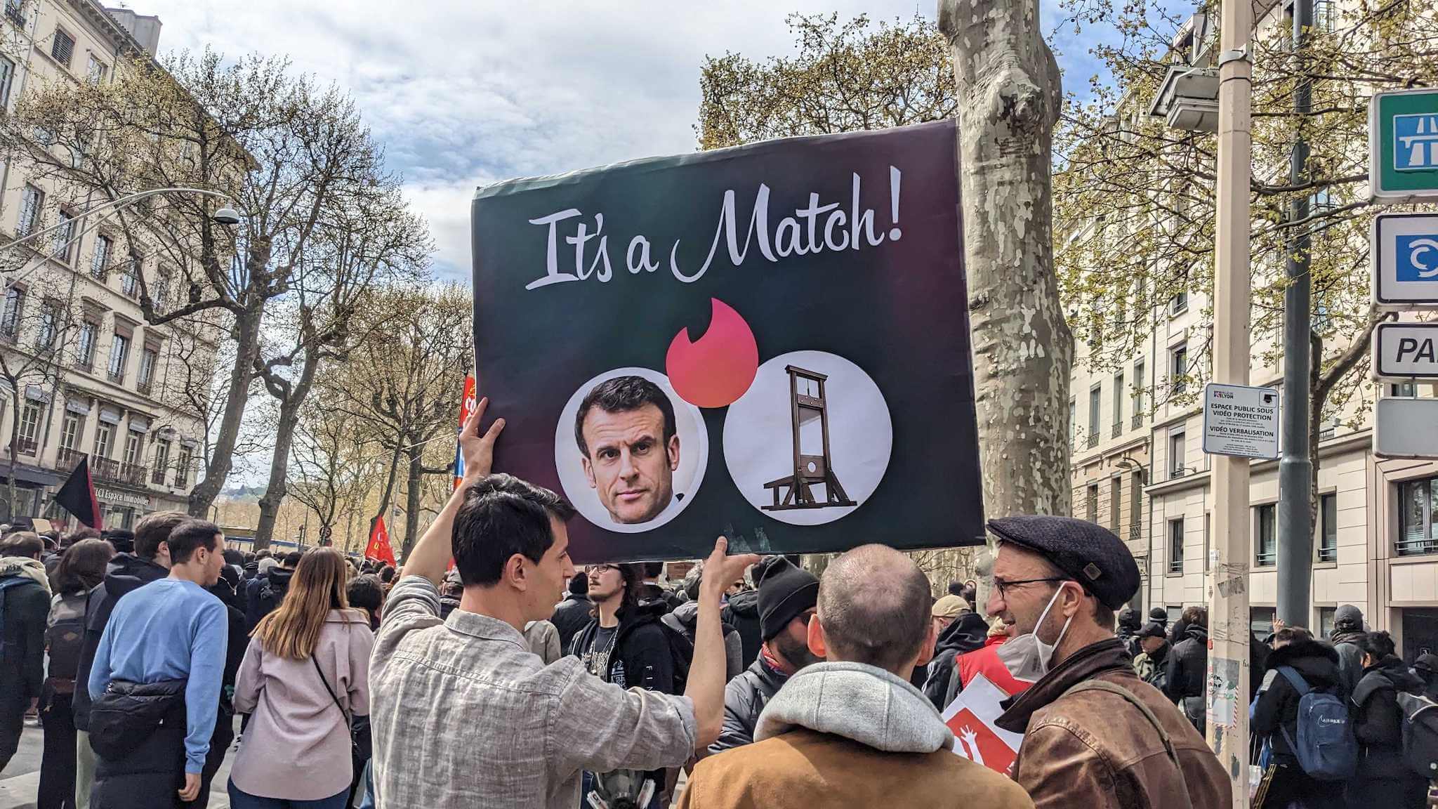 Pancarte humoristique à la manifestation du 6 avril contre la réforme des retraites à Lyon. ©LS/Rue89Lyon