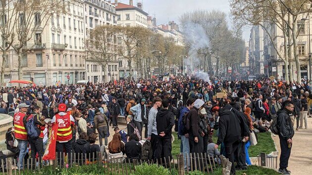 Une manifestation très dense à la manifestation du 6 avril contre la réforme des retraites à Lyon, arrivée place Lyautey (Lyon 6e). ©LS/Rue89Lyon